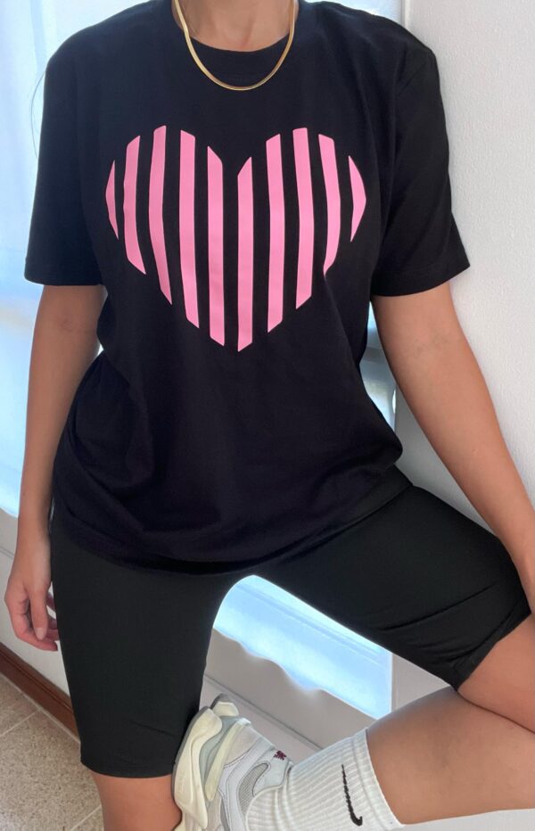 camiseta corazon de rayas negra